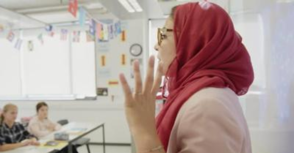 The Power of Non-Verbal Communication: Using Gestures to Guide Participation